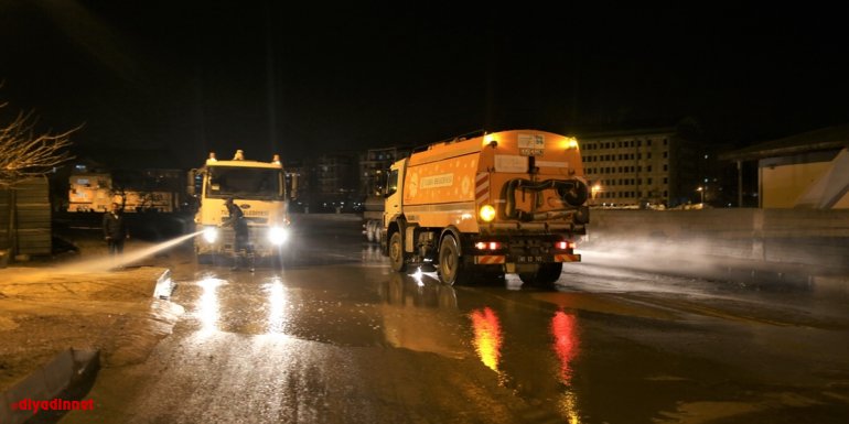 Tuşba Belediyesi cadde ve sokakları tazyikli su ile yıkadı