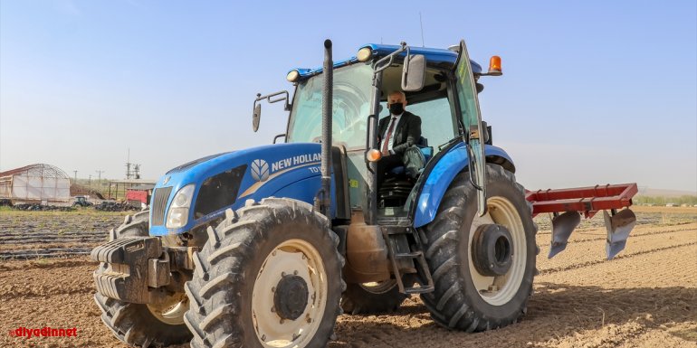 Vanlı çiftçi uydudan kontrol edilen 'akıllı' traktörle tarlasını sürüyor