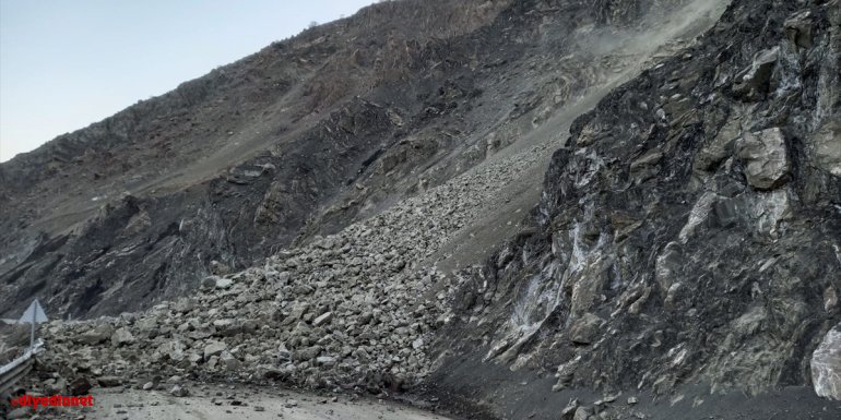 Yüksekova-Hakkari kara yolu heyelan nedeniyle kapandı
