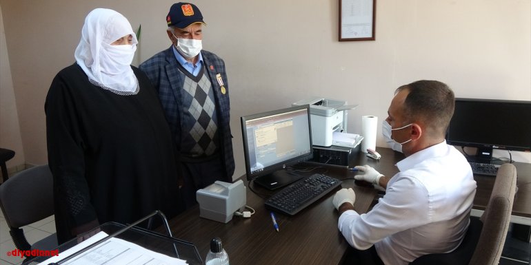 70 yaşında nüfus cüzdanına kavuşan Ercişli Vesile Taştan