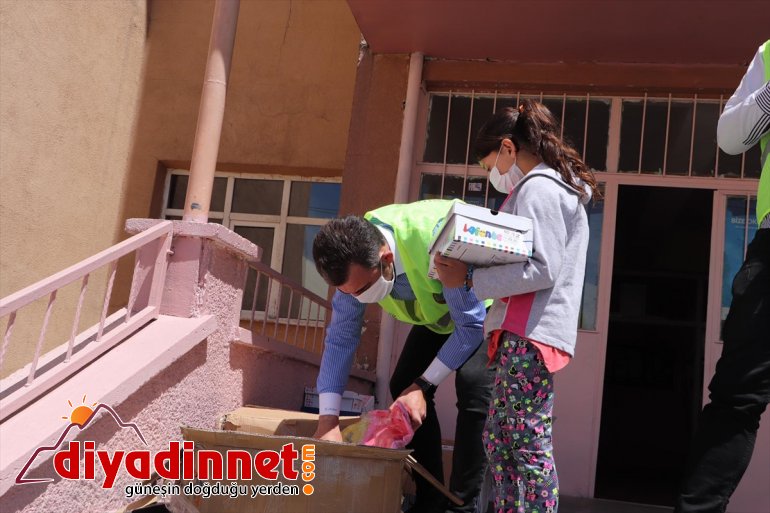 Ağrı Belediyesi bayramlık hediyelerle çocukları sevindirdi