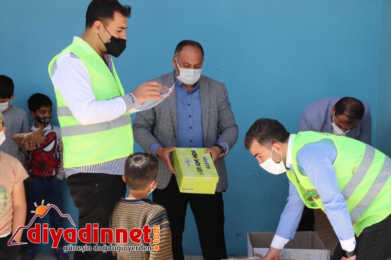 sevindirdi hediyelerle çocukları bayramlık Ağrı Belediyesi 4