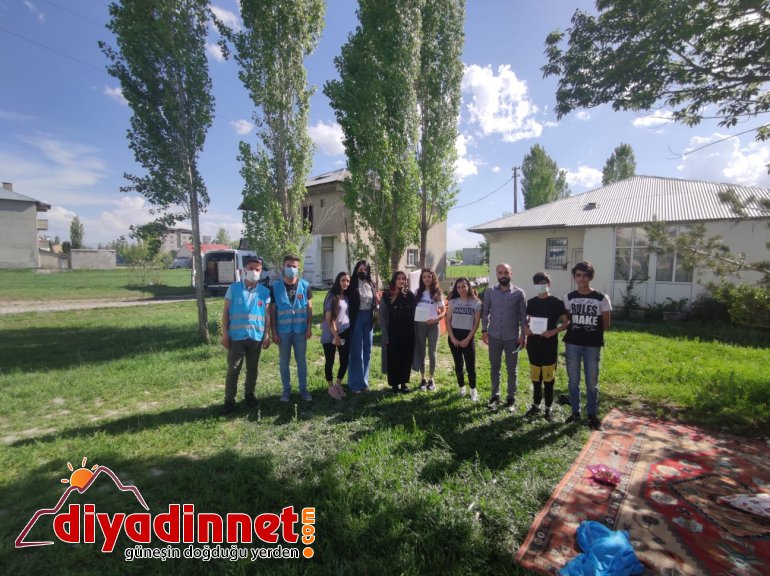 Ağrı da TÜGVA İl Temsilciliği ve UID İsveç Şubesi bayramda çocuğa ulaşarak para yardımında bulundu2