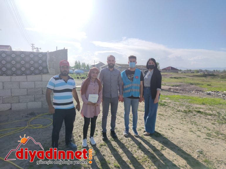 Ağrı da TÜGVA İl Temsilciliği ve UID İsveç Şubesi bayramda çocuğa ulaşarak para yardımında bulundu3