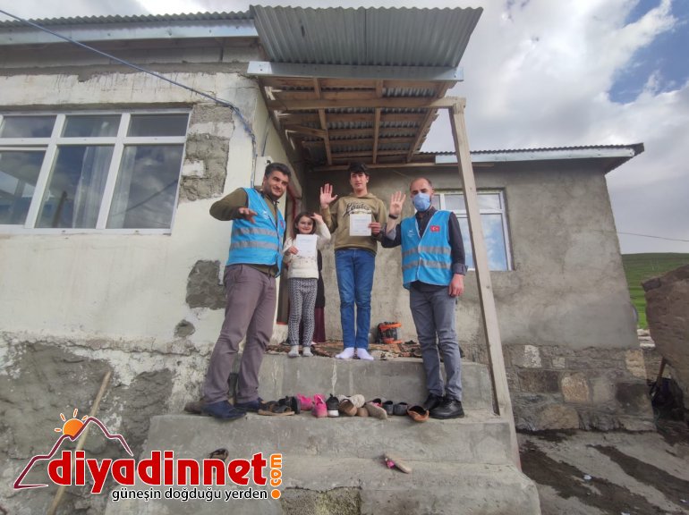 Ağrı da TÜGVA İl Temsilciliği ve UID İsveç Şubesi bayramda çocuğa ulaşarak para yardımında bulundu6