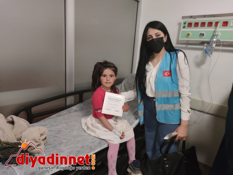 Ağrı da TÜGVA İl Temsilciliği ve UID İsveç Şubesi bayramda çocuğa ulaşarak para yardımında bulundu7