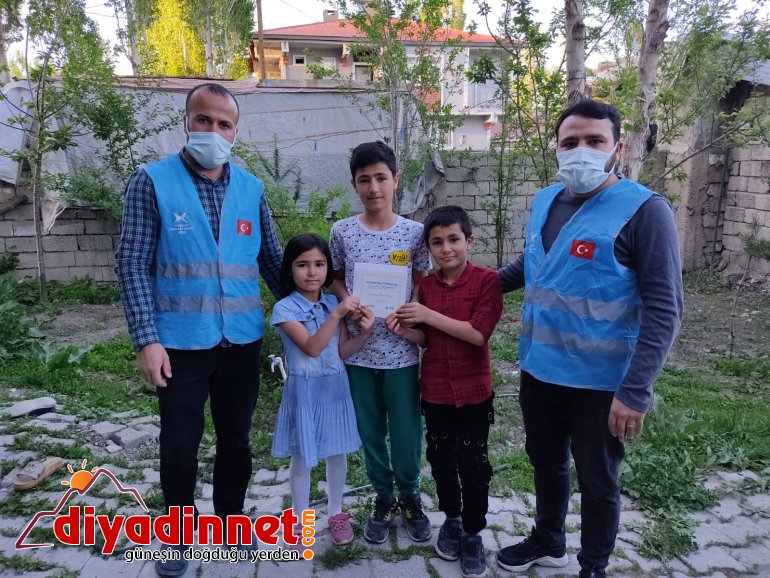 Ağrı da TÜGVA İl Temsilciliği ve UID İsveç Şubesi bayramda çocuğa ulaşarak para yardımında bulundu8