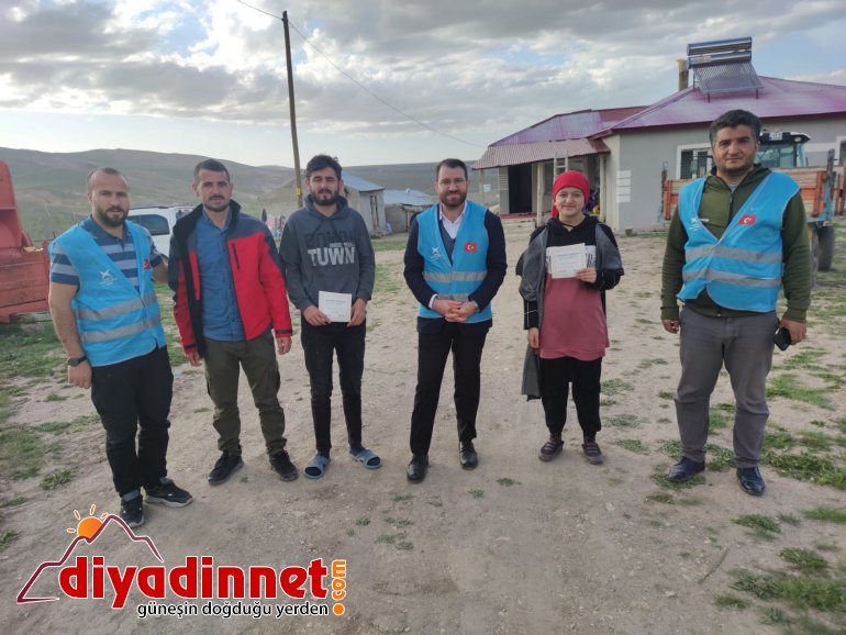 Ağrı da TÜGVA İl Temsilciliği ve UID İsveç Şubesi bayramda çocuğa ulaşarak para yardımında bulundu9