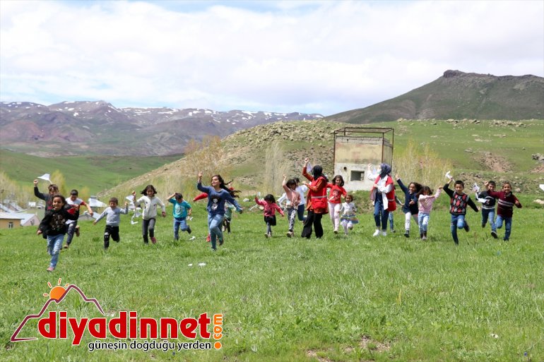 bayram kız - Kızılay gönüllüleri kırsaldaki AĞRI çifte yaşattı çocuklarına 17