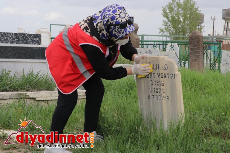 yaptı mezarları - AĞRI çevre gönüllüleri Kızılay temizliği onarıp 1