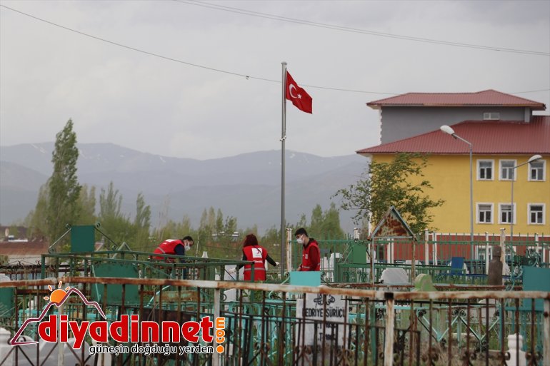 - Kızılay gönüllüleri onarıp yaptı AĞRI temizliği mezarları çevre 4