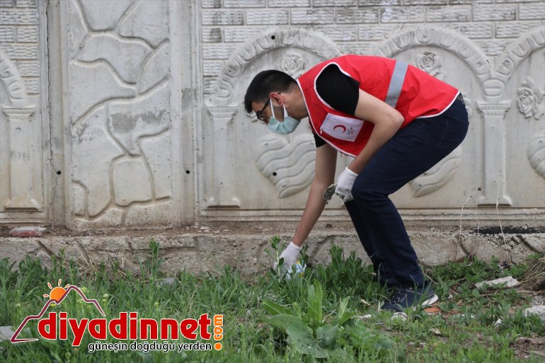 AĞRI temizliği - mezarları yaptı gönüllüleri çevre onarıp Kızılay 5