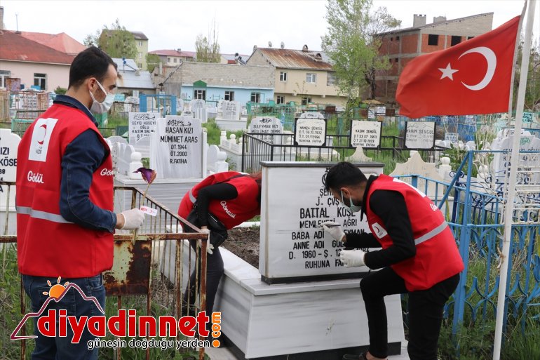 temizliği Kızılay çevre onarıp - AĞRI gönüllüleri yaptı mezarları 7