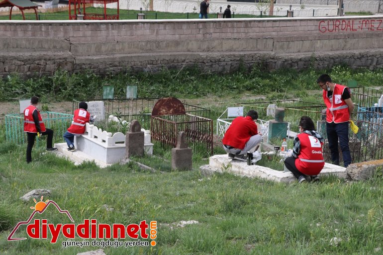 Ağrı'da Kızılay gönüllüleri mezarları onarıp çevre temizliği yaptı