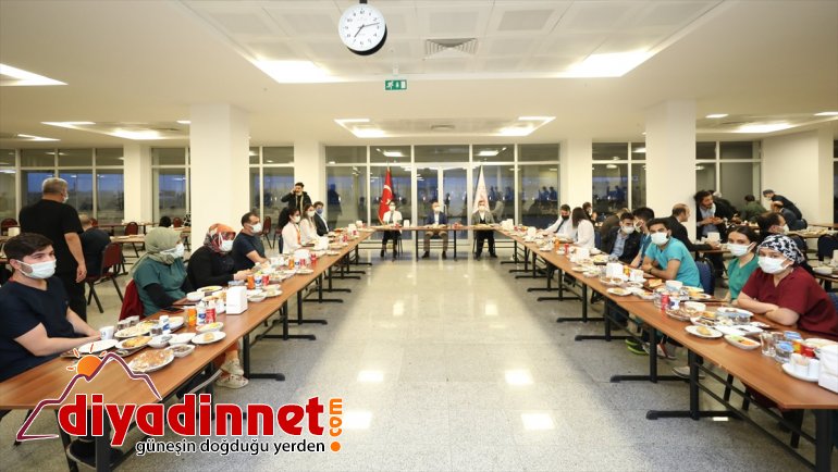 Ağrı Valisi Varol, sağlık çalışanlarıyla iftar yaptı
