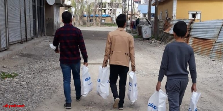 ASRİAD Yüksekova'da ihtiyaç sahibi 70 aileye et dağıttı