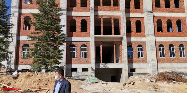 Baskil Kaymakamı Yılmaz, Hükümet Konağı inşaat alanında incelemede bulundu1