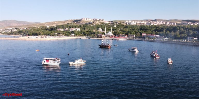 Beşiktaş taraftarları, Van Gölü'ne açılarak şampiyonluğu kutladı