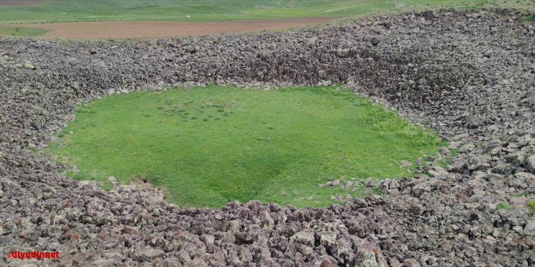 Adilcevaz Belediyesi, meteor düştüğüne inanılan çukurun araştırılası için başvuru yapacak