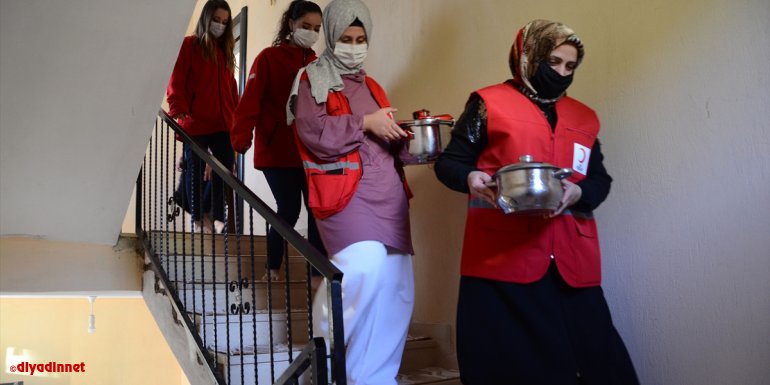 Bitlis'te gönüllü kadınlar evlerinde hazırladıkları yemekleri öksüz ve yetimlerle paylaşıyor