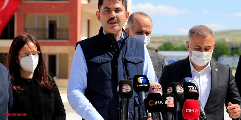 Çevre ve Şehircilik Bakanı Murat Kurum, Elazığ'da deprem konutlarında incelemelerde bulundu: