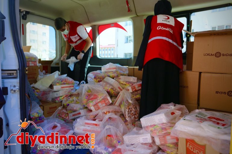 Çocukların bayram şekeri Kızılay dan2