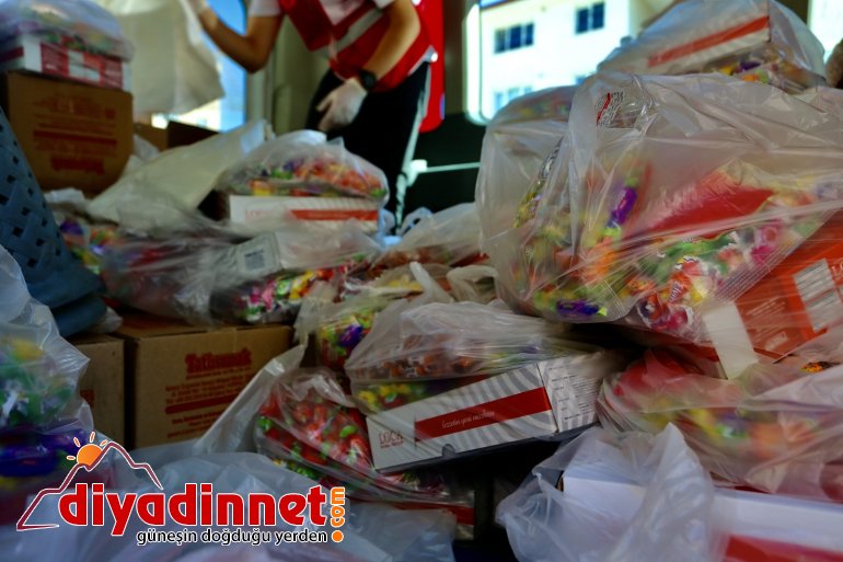 Çocukların bayram şekeri Kızılay dan4