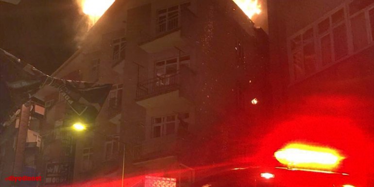 Elazığ'da boş bir binanın çatısında çıkan yangın söndürüldü