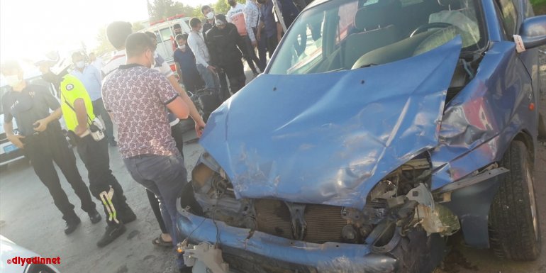 Elazığ'da 3 aracın karıştığı kazada 19 kişi yaralandı