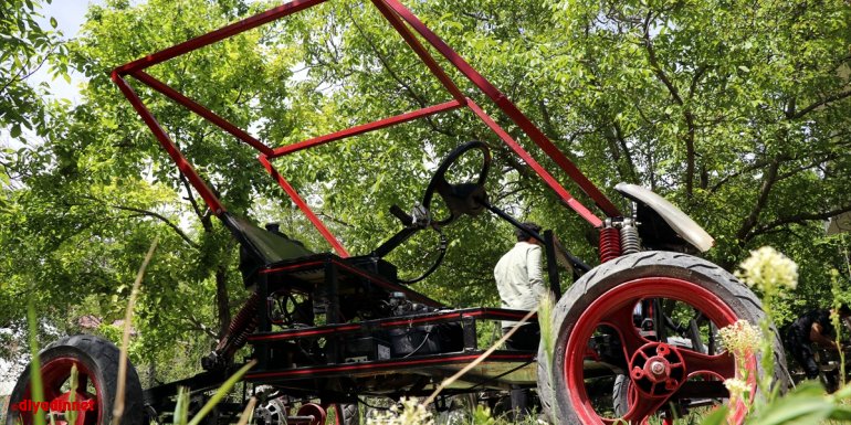 Elazığ'da iki arkadaş scooter motoru kullanarak engebeli araziler için araç tasarladı