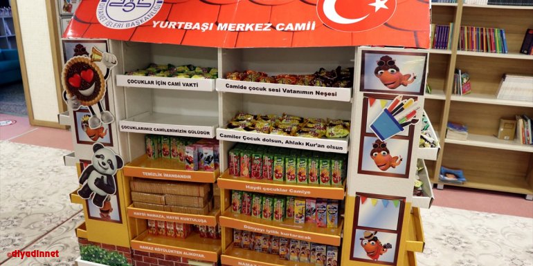 İmamdan çocukların camiye gelmesini teşvik için paranın geçmediği "seyyar market"