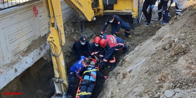 Elazığ'da kanalizasyon çalışması sırasında toprak altında kalan 2 işçi kurtarıldı