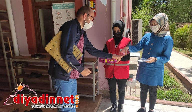 Keban'da cuma namazı çıkışında vatandaşlara çikolata ikram edildi