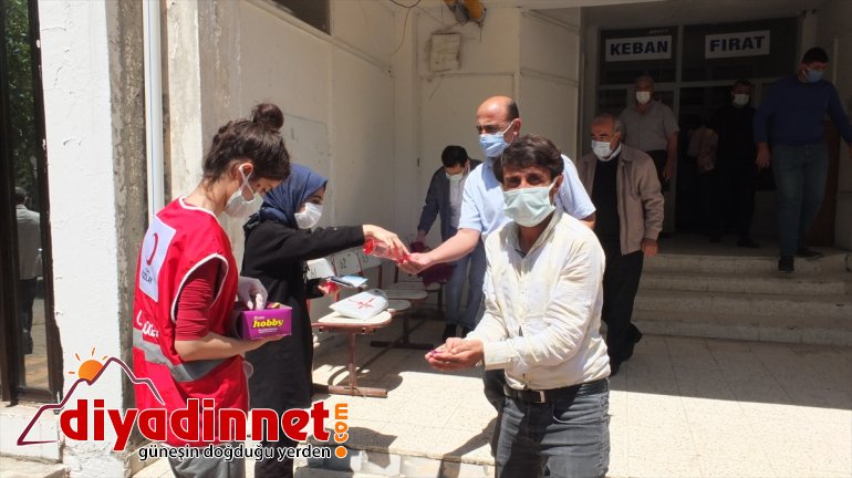 vatandaşlara cuma namazı edildi ELAZIĞ çikolata Keban