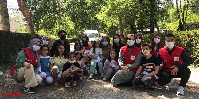 Elazığ'da Kızılay ekipleri çocuklara bayram harçlığı ve hediye dağıttı