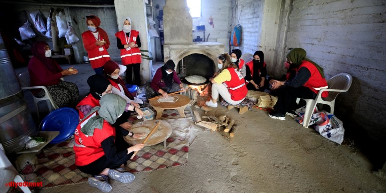 Kızılay gönüllüsü kadınlar ihtiyaç sahipleri için sac ekmeği pişiriyor