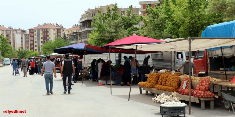 Elazığ'da pazar yerleri Kovid-19 tedbirlerine uyularak açıldı