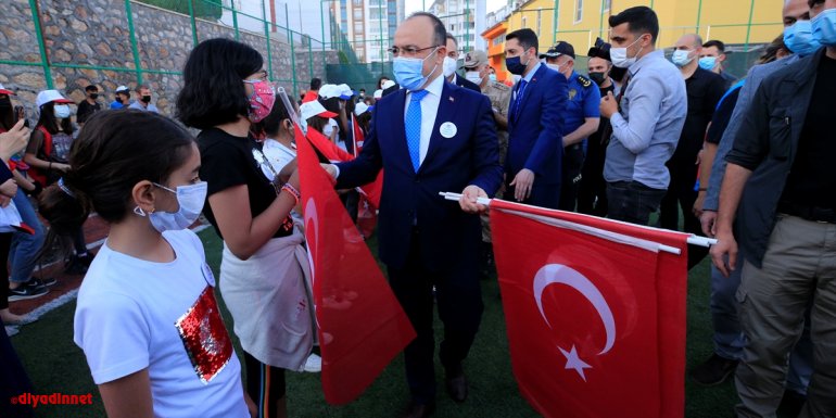 Diyarbakır, Siirt, Elazığ ve Mardin'de saat 19.19'da İstiklal Marşı okundu