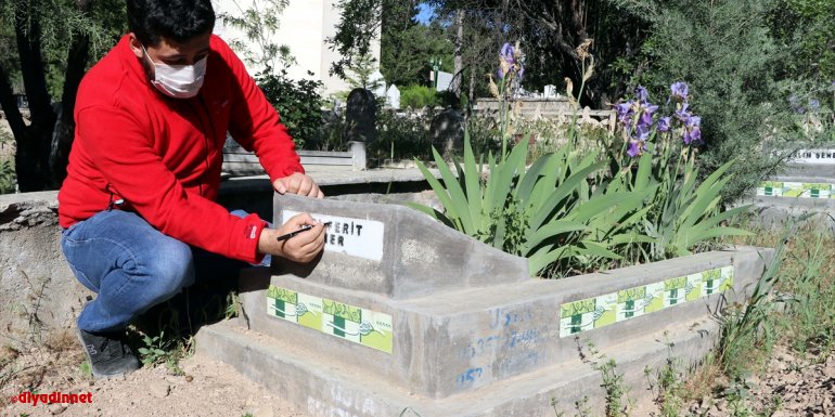Türk Kızılay gönüllüleri, Elazığ'da mezarlıkların temizlik ve bakımlarını yapıyor