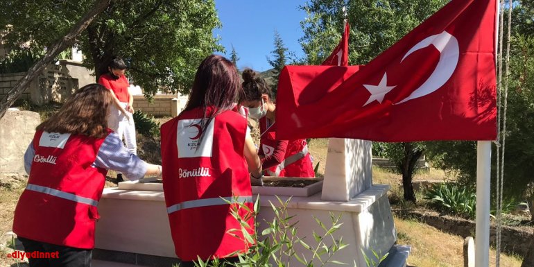 Türk Kızılay gönüllüleri, şehit kabirlerine bakım yaptı