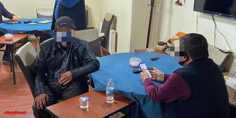 Erzincan'da kumar oynayarak Kovid-19 tedbirlerini ihlal eden 7 kişiye para cezası uygulandı