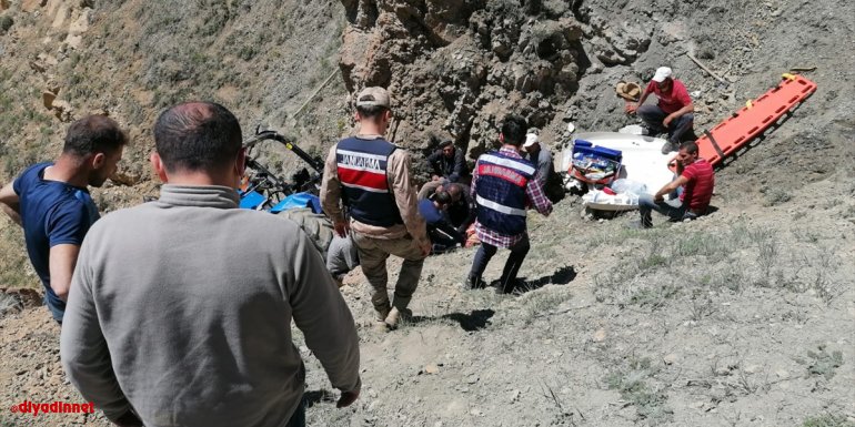 Erzincan'da uçuruma devrilen traktörün altında kalan muhtar öldü