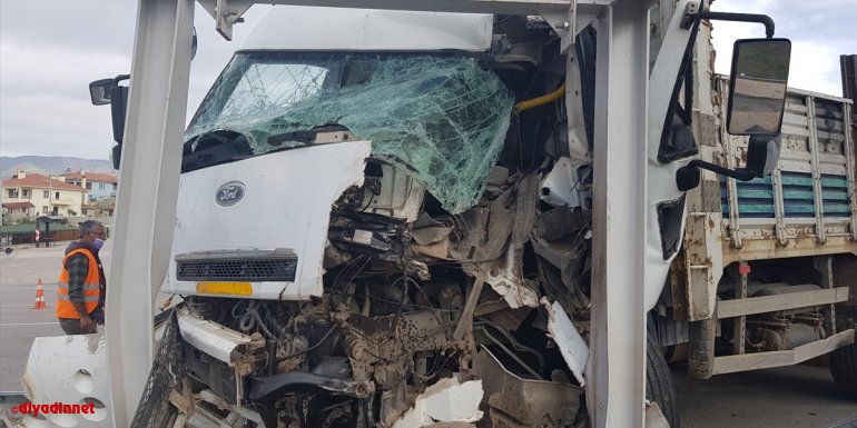 Erzincan'da kamyon ile hafif ticari araç çarpıştı: 2 yaralı