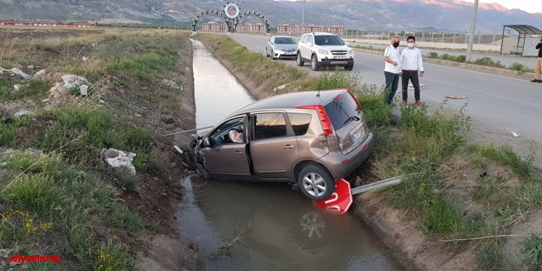 Erzincan'da kamyonetle çarpışan otomobilde sıkışan 2 kişiyi AFAD ekipleri kurtardı