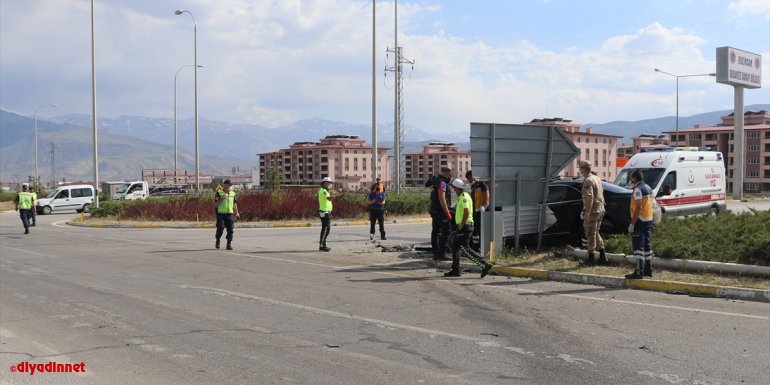 Erzincan'da kamyonla otomobil çarpıştı: 1 ölü, 3 yaralı
