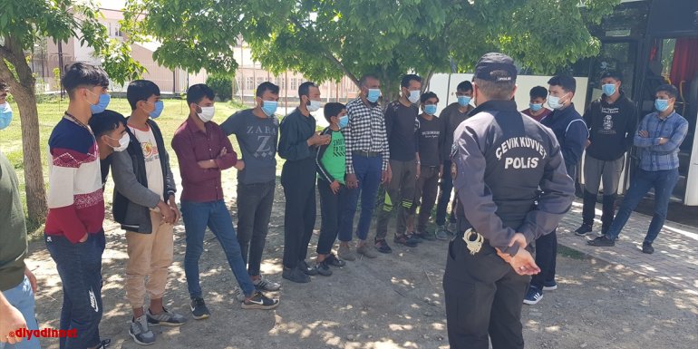 ERZİNCAN - Otobüs bagajında 22 düzensiz göçmen yakalandı1