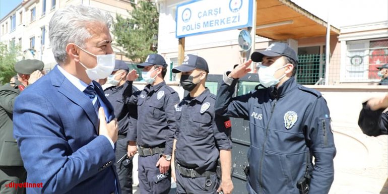 Erzincan Valisi Makas güvenlik güçleri ve huzurevi sakinleri ile bayramlaştı