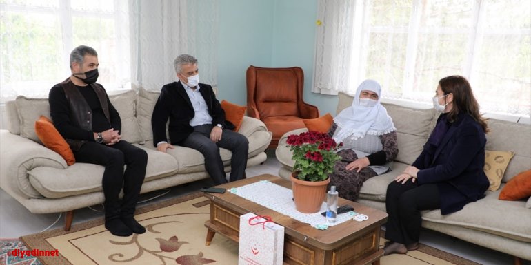 Erzincan Valisi Mehmet Makas şehit annesini ziyaret etti