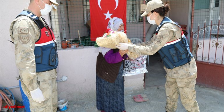 Erzurum'da Mehmetçik Hadice anneyi şehit oğlunun mezarına götürdü