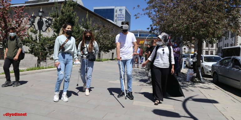 Erzurum'da öğrenciler görme engellilerin yaşadığı sıkıntılara 'hissettirerek' dikkati çekti